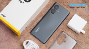 cầm điện thoại realme