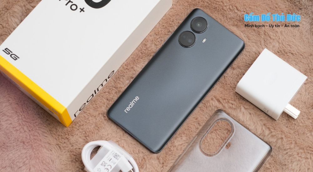 cầm điện thoại realme